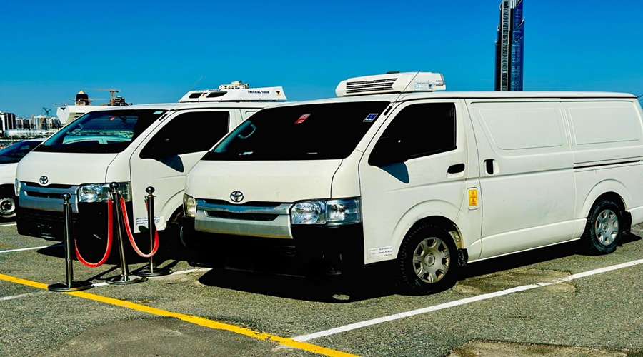 Chiller van in Dubai transporting fresh food and grocery items safely.